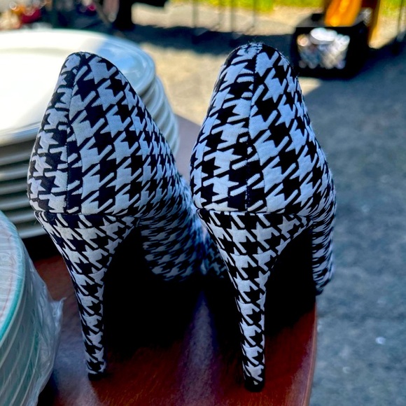 Black and White Work Shoe Size 6 - Picture 2 of 2